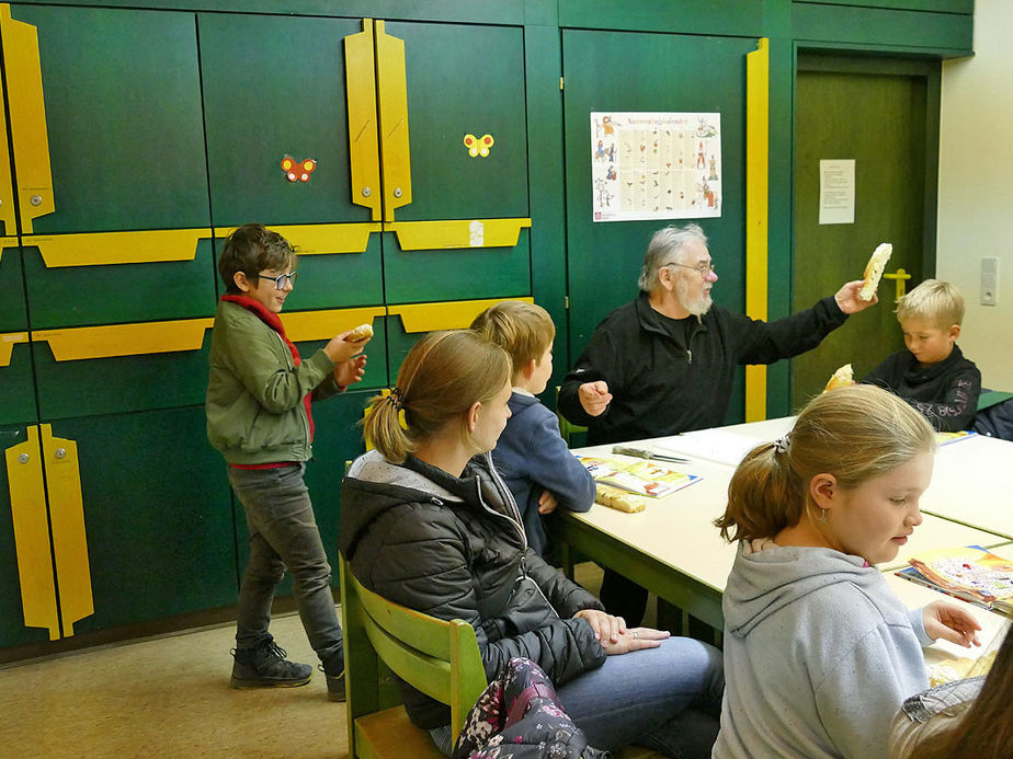 Symbolische Mantelteilung mit den Kommunionkindern (Foto: Karl-Franz Thiede)